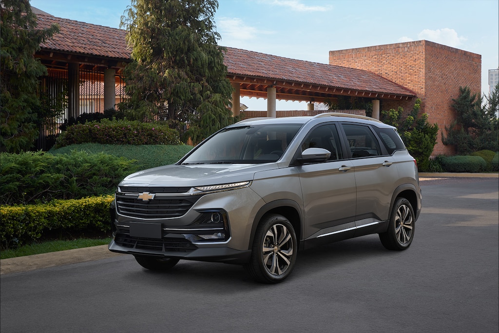 Vista frontal externa de Chevrolet Captiva 2025, con rines de 18 pulgadas, luces delanteras de halógeno y faros de niebla