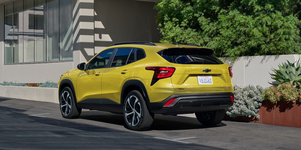 Suv deportiva Chevrolet Trax 2025 con sistema Stabilitrak® y parabrisas tintado