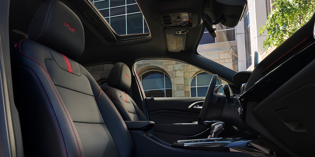 Asientos con ajuste manual y sistema activo de cancelación de sonido para Chevrolet Trax 2025
